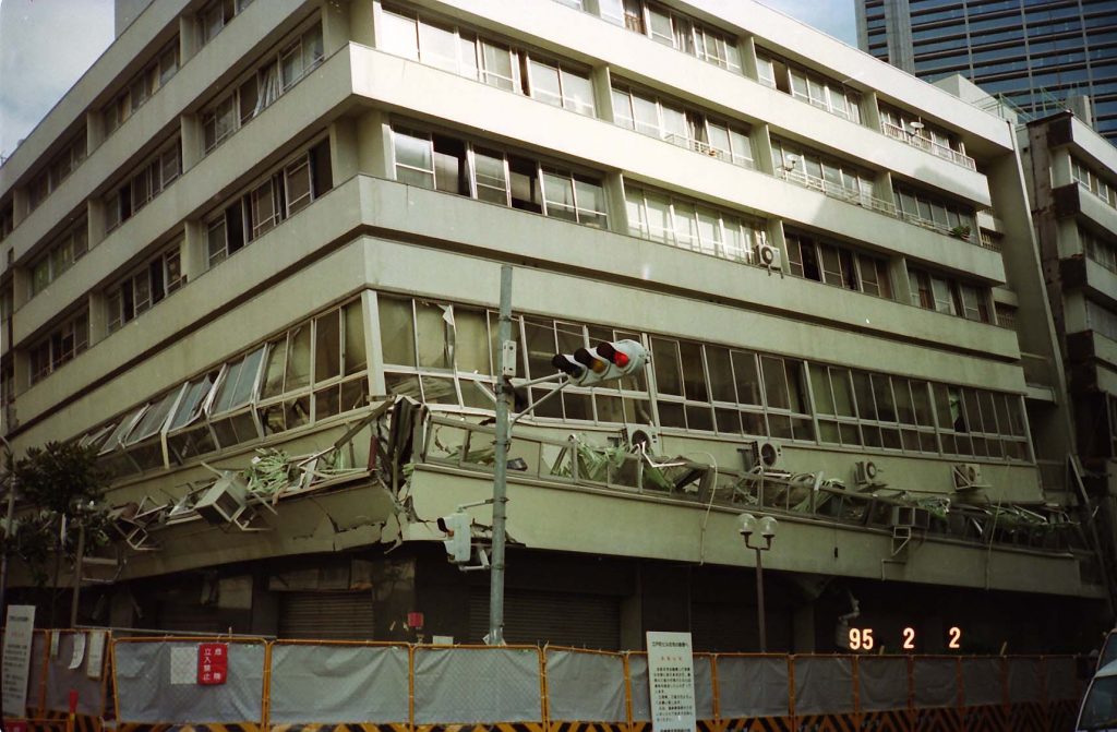 倒壊したビル〈神戸市中央区江戸町・旧居留地「江戸町ビル」　※画像提供・西影裕一さん　1995年2月2日撮影〉